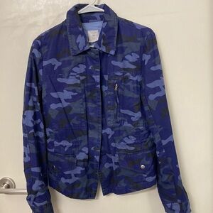 Women’s gap camo print, utility jacket size medium blue